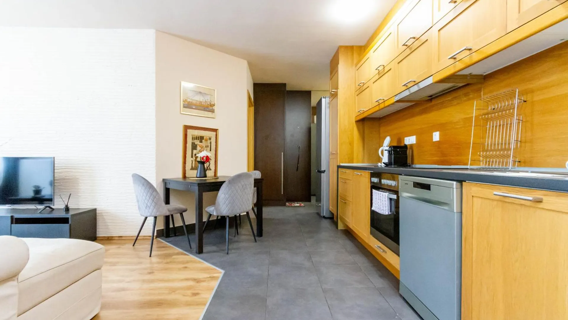 Modern Comfort In Jozsef Street By Nw Budapest Apartment